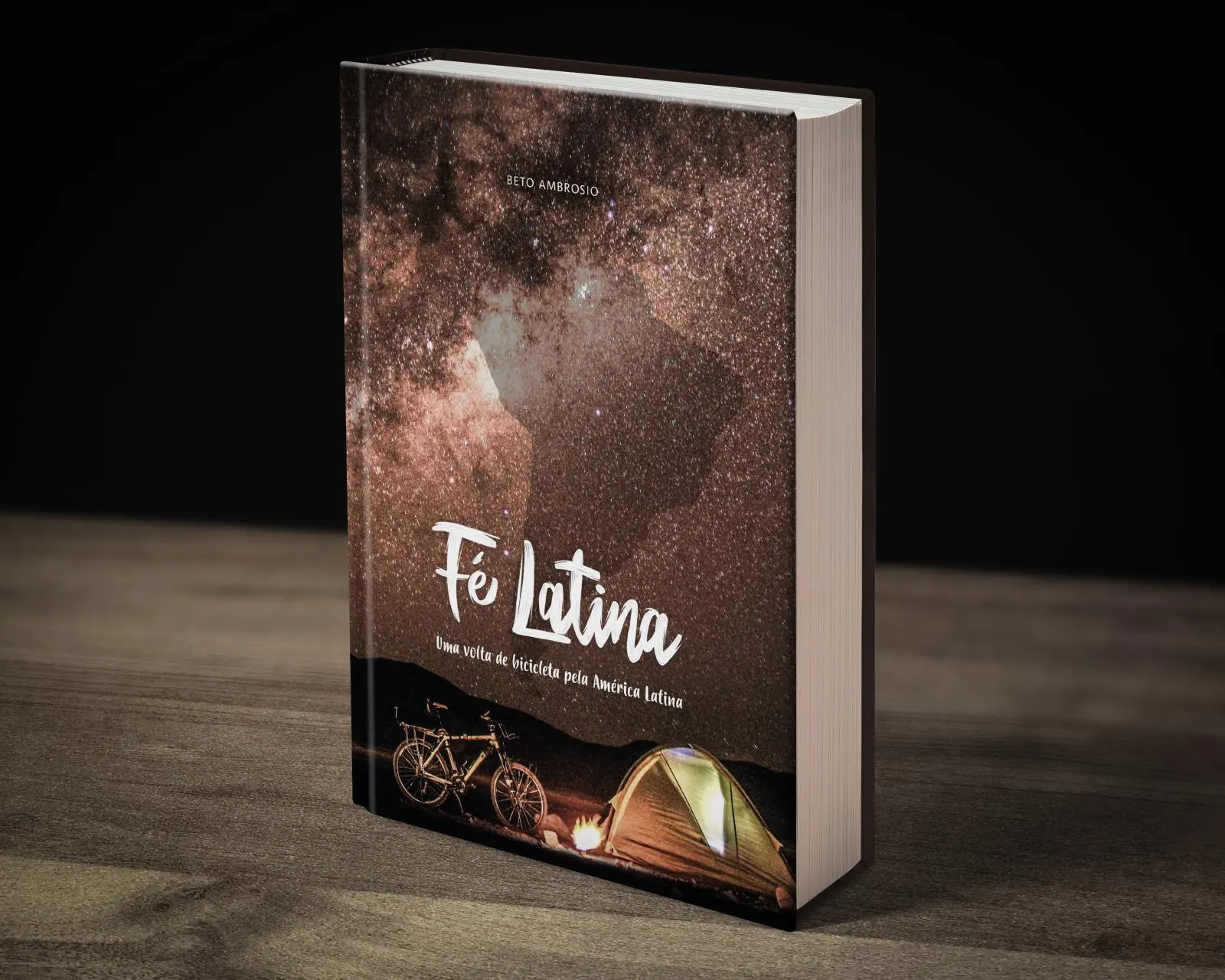 Livro Fé Latina em pé sobre mesa de madeira