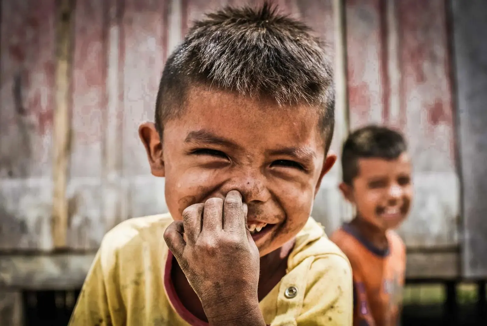 Crianças sorrindo em um dos encontros registrados durante a viagem